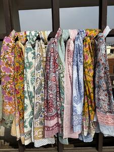 Pareo de algodón indio con estampado a mano, bufanda boho, pareo floral, cubierta de playa ligera, regalo para mujer, ropa regional. - Product Image 2