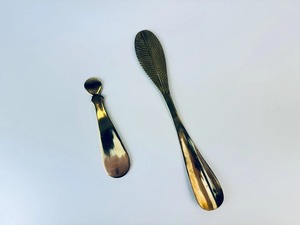 ฮอร์นรองเท้าจากนักออกแบบระดับพรีเมียมพร้อมด้วยลวดลายใบไม้ในแบบศิลปะที่จับทำจากโลหะและออกแบบตามหลักสรีรศาสตร์สำหรับสวมใส่ได้อย่างง่ายดายจากอินเดีย - Product Image 2