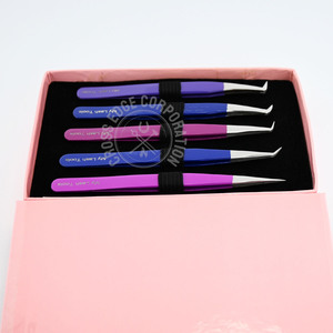 Pinzas Compactas para Extensión de Pestañas con Punta de Fibra, Agarre Suave, Diseño Delgado, Color Rosa, 90 Grados, Antideslizantes, Probadas a Mano, con Logo - Product Image 1