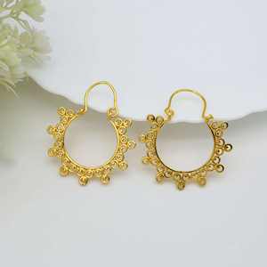 Vente en gros de boucles d'oreilles indiennes bijoux bohèmes boucles d'oreilles tribales pour femmes cerceau en laiton léger accessoires de boucles d'oreilles tribales à la mode - Product Image 5