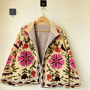 Veste kimono en velours de coton d'hiver à motif floral brodé Suzani, vêtement pour femmes, veste bohème douce faite à la main - Product Image 1