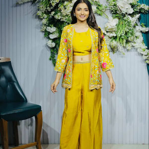 Ensemble Kurti moderne trois pièces en velours et broderies lourdes à séchage rapide pour femme Ramdev Trading, idéal pour les mariages et le Diwali - Product Image 5