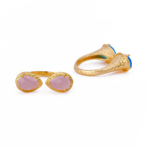 Bague unisexe tendance en chalcédoine plaquée or rose, texturée en forme de poire, ouverte, ajustable, faite à la main, facettée, avec deux pierres précieuses - Product Image 6