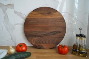 Planche à découper en bois artisanale rustique, finition à l'huile naturelle, parfaite pour la cuisine de ferme avec du fromage en acier inoxydable - Product Image 6