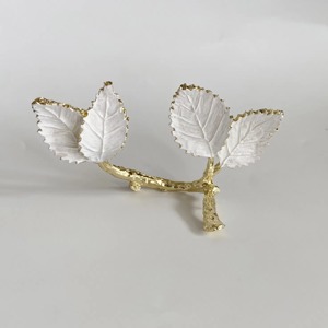 Những chiếc vòng khăn ăn bằng kim loại màu sắc tạo nên vẻ ngoài thống nhất, kết hợp đồ dùng trên bàn ăn, khăn trải bàn và vật trang trí trung tâm cho một thẩm mỹ hài hòa. - Product Image 3