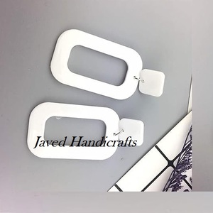 Best Quality White & <b>Red</b> Resin Fashionable Vintage Style <b>Earrings</b> for Ladies Stylish Wholesale Price - Product Image 4