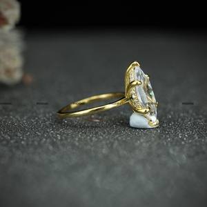 Bague de fiançailles élégante en moissanite taille marquise, plaquée or jaune, sertie à six griffes, bague de mariage pour femme - Product Image 5