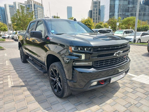 Chevrolet Silverado V8 AWD d'occasion 2021 GCC avec sièges en cuir, régulateur de vitesse adaptatif, conduite à gauche - Product Image 3