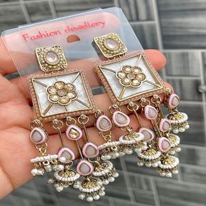 Pendientes Étnicos de Latón de Alta Calidad con MOP para Mujer, para Todas las Ocasiones, Tradicionales Indios - Product Image 1
