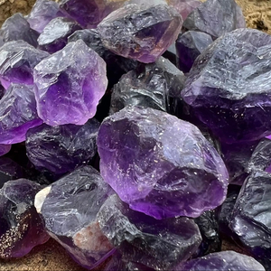 พลอยอเมทิสต์แบบหยาบอัญมณีหลวมพลอยอเมทิสต์สีม่วงอินเดียเจียระไนแบบกำหนดขนาดเองหินหยาบธรรมชาติสำหรับทำเครื่องประดับ - Product Image 1