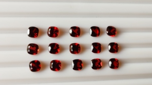 หมอนอิงธรรมชาติเกรดสูง6มม. พลอยโกเมนสีแดงตัดจากโมซัมบิกหินเหลี่ยมเพชรพลอยหลวมสำหรับทำเครื่องประดับ - Product Image 3