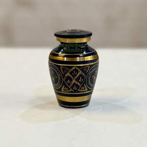 Urnes funéraires classiques en cuir texturé brun dignité en laiton pour cendres, urnes commémoratives bon marché en provenance d'Inde - Product Image 1