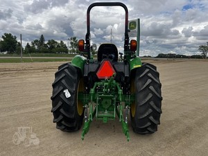 2024 johnn Deere 5067E รถแทรกเตอร์ขนาดเล็กล้อ4WD 160HP ได้รับการจัดอันดับไดรฟ์ประเภท4x4สำหรับใช้ในฟาร์ม - Product Image 5