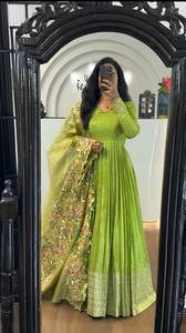 Robe et dupatta brodés en soie georgette 100% pure, style cachemire, riche, pour les fêtes et les occasions spéciales, multicolores, travail au sol, non cousu - Product Image 6