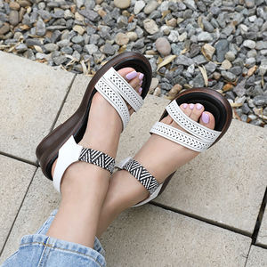 JSHOE Sandales en cuir d'action pour femmes Marque coréenne Placard Essential Hito Plateforme pour Velcro Strap Summer Breathable Essentials - Product Image 1