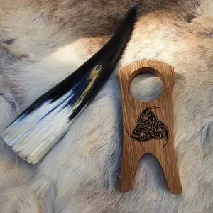 Corne à boire de buffle de style viking avec support en bois, corne à boire de buffle traditionnelle viking et logo gravé à la main - Product Image 3