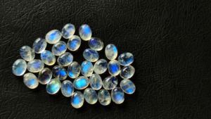 Natural Blue Fire Moonstone Oval 10x14mm Cabochon para joyería Venta al por mayor Flat Back Rainbow Moonstone Cabs Precio por quilate - Product Image 6