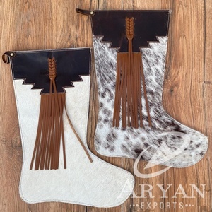 Calcetín de Navidad hecho a mano de cuero genuino de primera calidad y cuero de vaca de vaquero con flecos lisos 16 "Medias grandes de vacaciones de Navidad - Product Image 1