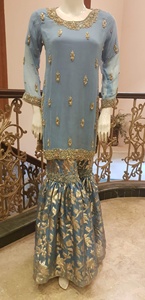 Robe de soirée Gharara Salwar Kameez en soie satinée indienne et pakistanaise, avec broderies lourdes, tendance 2022, très vendue - Product Image 2