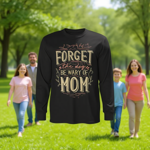 Camiseta Familiar Premium de Manga Larga con Frases Divertidas para Mamá 'Olvíd el Perro, Cuidado con Mamá' para Salidas Familiares y Chistes de Mamá - Product Image 2