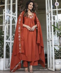 Georgette Kurta avec fond brodé et Dupatta pour une apparence festive élégante - Product Image 2