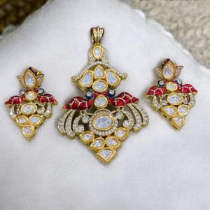 ชุดจี้ Kundan ประดับด้วยต่างหูชุบทองทันสมัยสำหรับผู้หญิงและเด็กผู้หญิงชุดงานแต่งงาน - Product Image 1