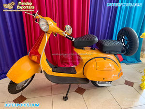 สกู๊ตเตอร์สีสันสดใสสำหรับเจ้าบ่าวเจ้าสาวเข้าพิธีแต่งงาน สกู๊ตเตอร์สไตล์เวสป้าสำหรับเจ้าสาว สกู๊ตเตอร์เวสป้าวินเทจสำหรับงานแต่งงาน - Product Image 5
