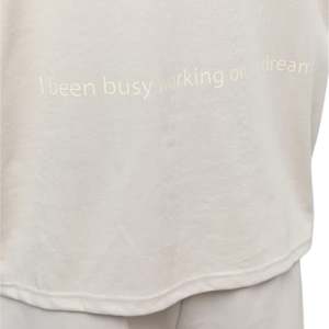 T-shirt neutre surdimensionné pour homme, 280 GSM, coton biologique, épaules tombantes, streetwear, avec logo sur le devant et slogan au dos - Product Image 3