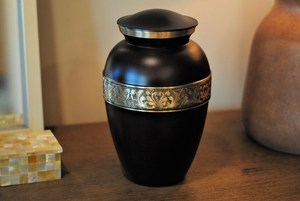 Urne funéraire pour cendres humaines dorée en laiton doré, fabriquée à la main, contenant de cendres, fournitures funéraires. - Product Image 3