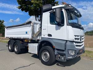 Camion à benne basculante Mercedes Benz Arocs 2845 d'occasion, 6x4, conduite à gauche, Euro 4, diesel, pour le transport de chantier - Product Image 2