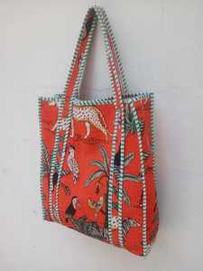 กระเป๋าถือผ้าฝ้ายลายดอกไม้แบบเย็บติดกันสำหรับผู้หญิง ยี่ห้อ SHREE SHYAM ล้างทำความสะอาดได้ มีหูหิ้วสองข้าง เป็นมิตรกับสิ่งแวดล้อม เหมาะสำหรับโยคะและช้อปปิ้ง - Product Image 3