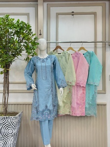 Colección Ssumaira que presenta vestido de invierno de 3 piezas tela algodón bordado Salwar Kameez Set - Product Image 4