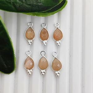 Charmes en pierre de lune pêche en forme de poire, sertis à la main, pierre de lune pêche taille briolette, pendentif en argent sterling, fabrication de bijoux, charme en vrac - Product Image 1