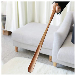 Calzador de Madera al por Mayor con Mango Largo, Reutilizable, Ayuda para Calzarse en el Hogar, Hecho de Bambú, Cuero, Plástico y Latón - Product Image 3