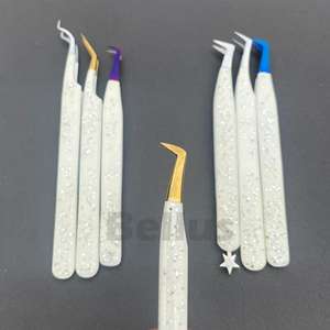 Pince à cils professionnelle de marque privée, design incurvé de couleur personnalisée avec prise en main parfaite pour les extensions de cils - Product Image 1