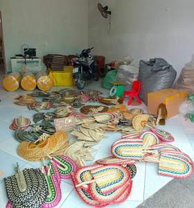 พัดลมมือสมุนทะเลเวียดนามจากโรงงาน Vigi ในราคาถูกเพื่อการระบายความร้อนและการตกแต่งด้วยสีที่แตกต่างกัน - Product Image 2