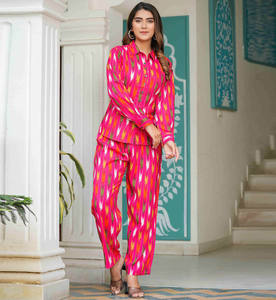 Conjunto de Rayón Estampado Ikat Rosa para Mujer con Camisa de Cuello Camisero, Manga Larga y Pantalones de Corte Recto, Diseño Cómodo - Product Image 5
