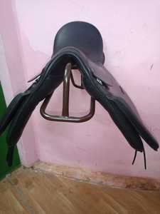 อานม้าแบบพกพาสำหรับขี่ม้าแบบกระโดดและเดรสสาจ  ออกแบบและสกรีนโลโก้ได้  สีน้ำตาลและดำ - Product Image 2