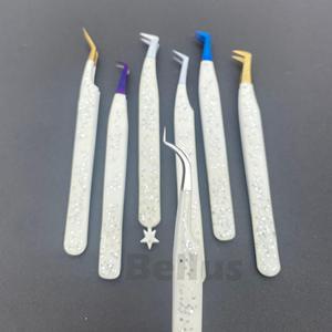 Pince à cils professionnelle de marque privée, design incurvé de couleur personnalisée avec prise en main parfaite pour les extensions de cils - Product Image 2