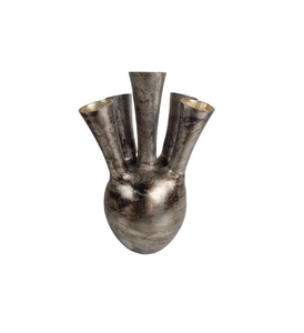 Vase à fleurs moderne en métal avec une forme sculpturale élégante, idéal pour ajouter un accent audacieux aux thèmes de design d'intérieur contemporain - Product Image 1