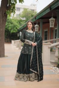 Vêtements ethniques indiens pour femmes les plus vendus ensemble de costumes brodés Sharara Palazzo Salwar Kameez pour les occasions de mariage au meilleur prix - Product Image 4