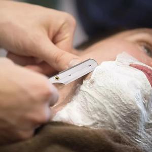 Navaja de Afeitar Profesional de Acero Inoxidable para un Afeitado Suave y el Cuidado de Extensiones de Cabello para Hombres, por Hermann Meditech - Product Image 6