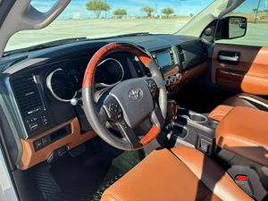 SUV de luxe 4x4 d'occasion 2018 à vendre, 5.7L avec différentiel central verrouillable, entièrement équipé et peu modifié - Product Image 6