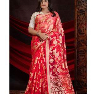 Saree brasso noir de qualité supérieure avec des accents floraux en feuille d'organza transparent orné de pallu et de bordure artisanale pour les occasions - Product Image 1