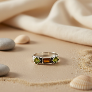 Bague en argent 925 à trois pierres avec pierres précieuses ambre vertes, style géométrique vintage, sertissage clos, unisexe, pour usage quotidien, provenant du Rajasthan - Product Image 1