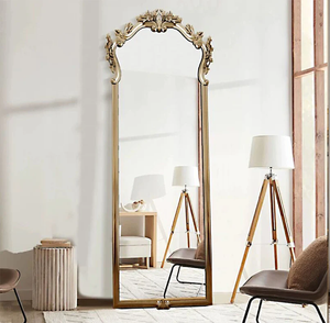 Miroir élégant en forme d'arc en or avec défilement décoratif en haut, ajout intemporel à n'importe quelle pièce, disponible au prix de gros - Product Image 1