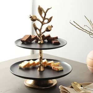 Support à gâteau en métal éco-responsable au design complexe avec détails vintage, base robuste, couleurs et logo personnalisables, vente en gros pour boulangeries et traiteurs - Product Image 3