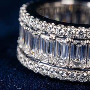 Anillo Imperial Vanguard Baguett con piedra central redonda, halo en capas, engaste de garras, acabado en tono plateado, pieza de lujo. - Product Image 2