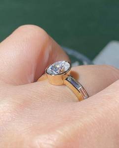 Anillo de Compromiso y Boda con Diamante Ovalado Cultivado en Laboratorio de 1.80 CTW, Oro Amarillo de 14K, Engaste de Bisel con Moissanita Baguette y Perla - Product Image 2