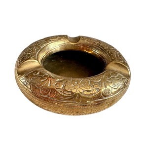 Cendrier vintage en laiton massif, gravé à la main, motif floral, rond, décoration de table, accessoire de fumeur traditionnel en métal, en vente - Product Image 1
